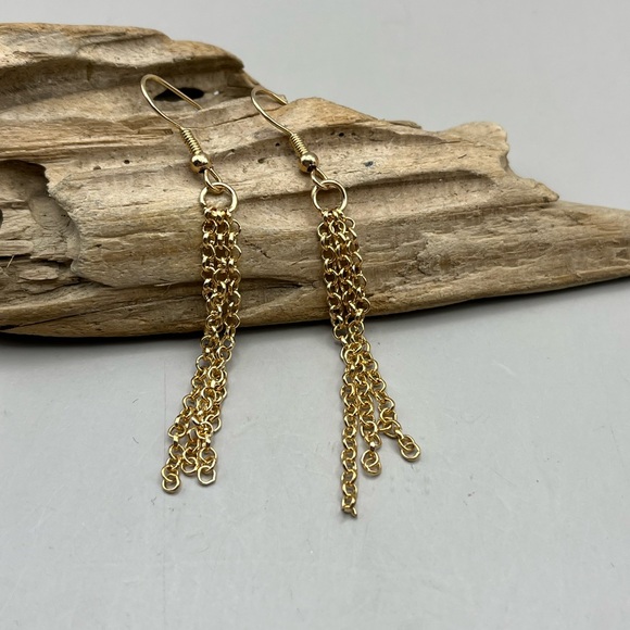 Jewelry - Elegant Gold Dangle Earrings